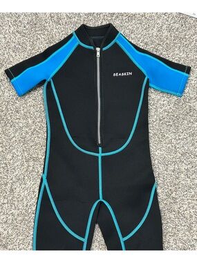 Sea Skin Kids Short Sleeve Rashguard - Black with Blue Panels Kids size 8
